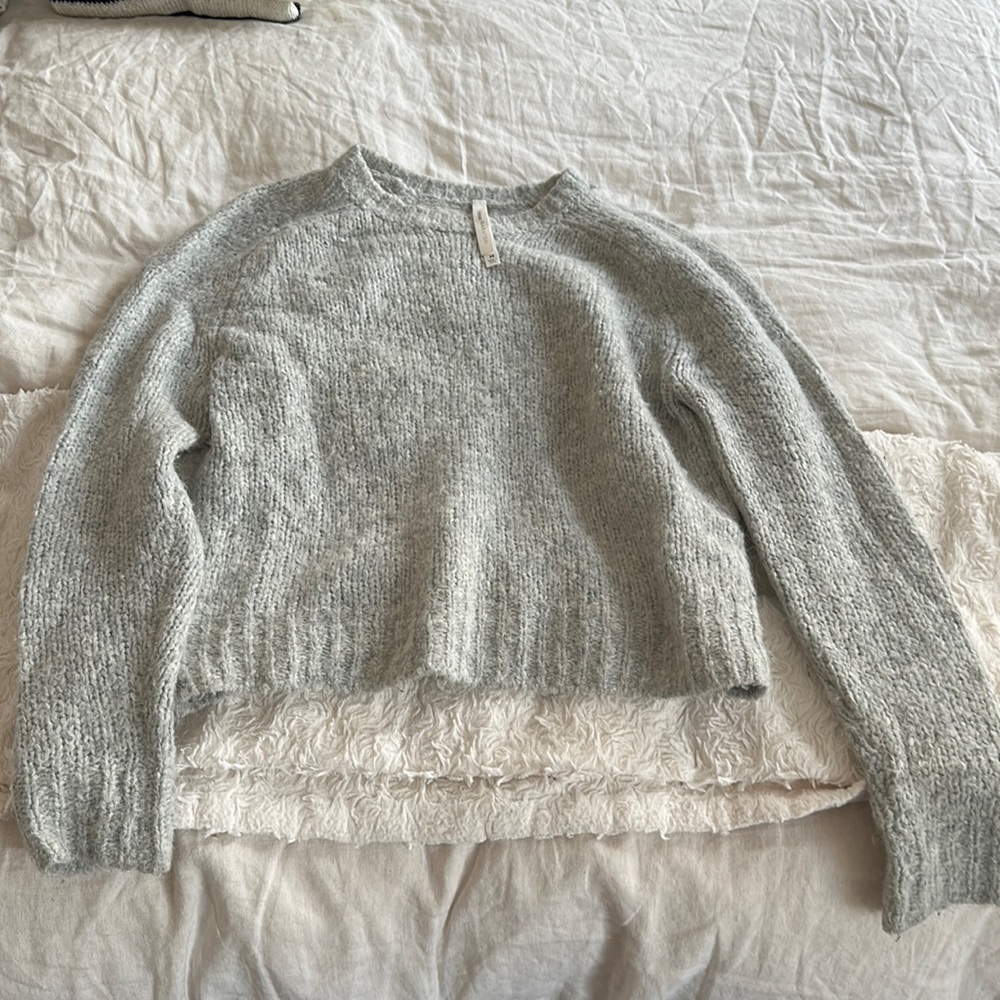 Aritzia grey crew neck grey sweater size xs